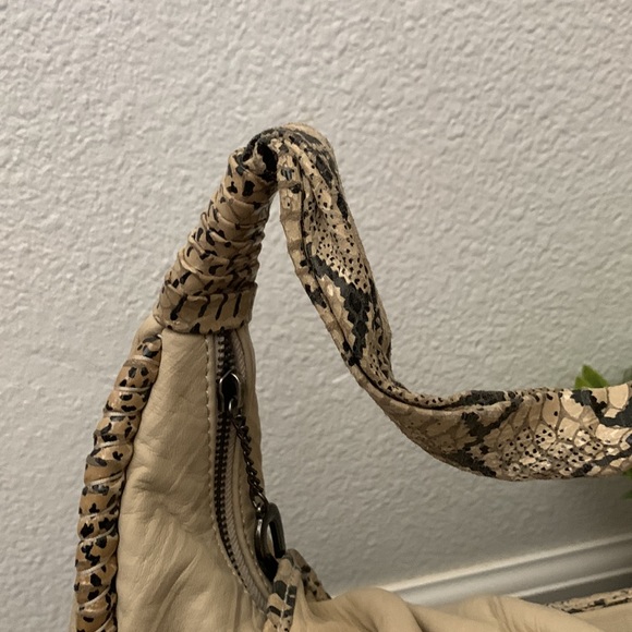 VINTAGE BETSEY JOHNSON IVORY LEATHER LARGE PURSE - Picture 3 of 14